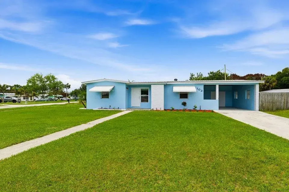 102 SE El Sito Court, Port St. Lucie FL 34983