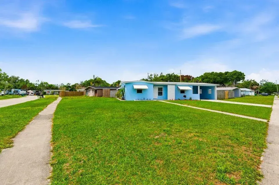 102 SE El Sito Court, Port St. Lucie FL 34983