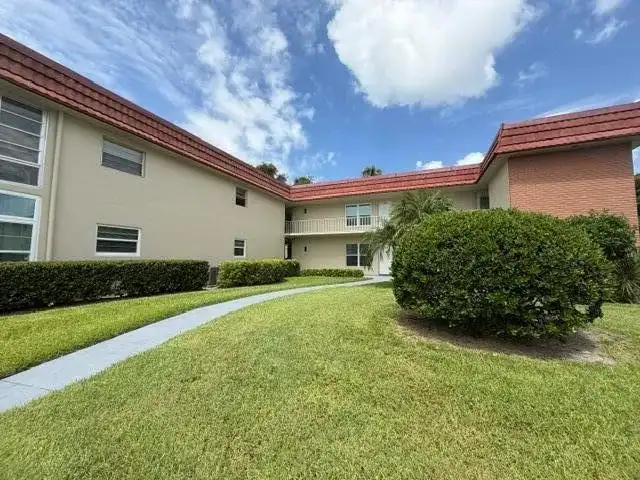 16 Vista Palm Lane # 105, Vero Beach FL 32962