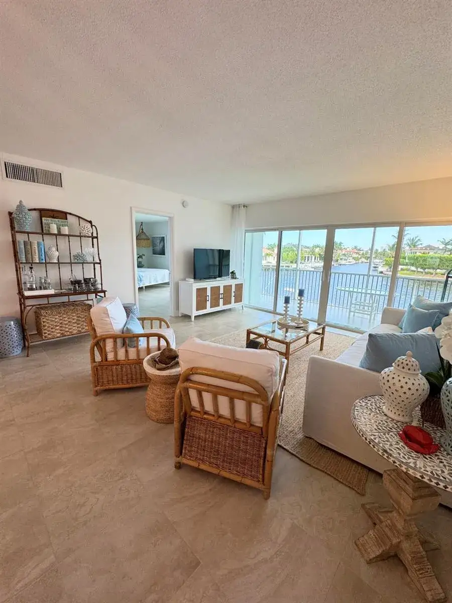 390 N Federal Highway # 203, Deerfield Beach FL 33441