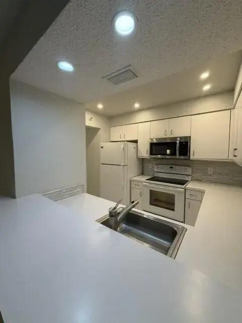 2240 N Cypress Bend Drive # 904, Pompano Beach FL 33069