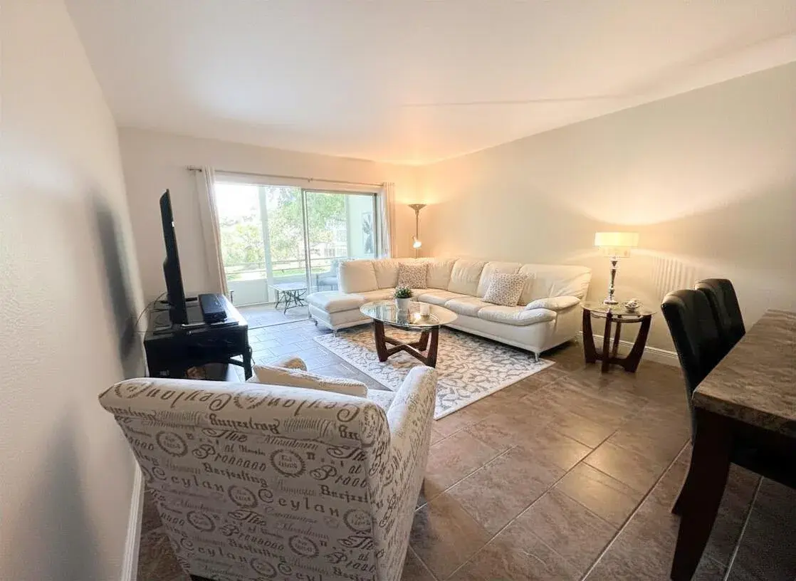 5131 W Oakland Park Boulevard # 202, Lauderdale Lakes FL 33313