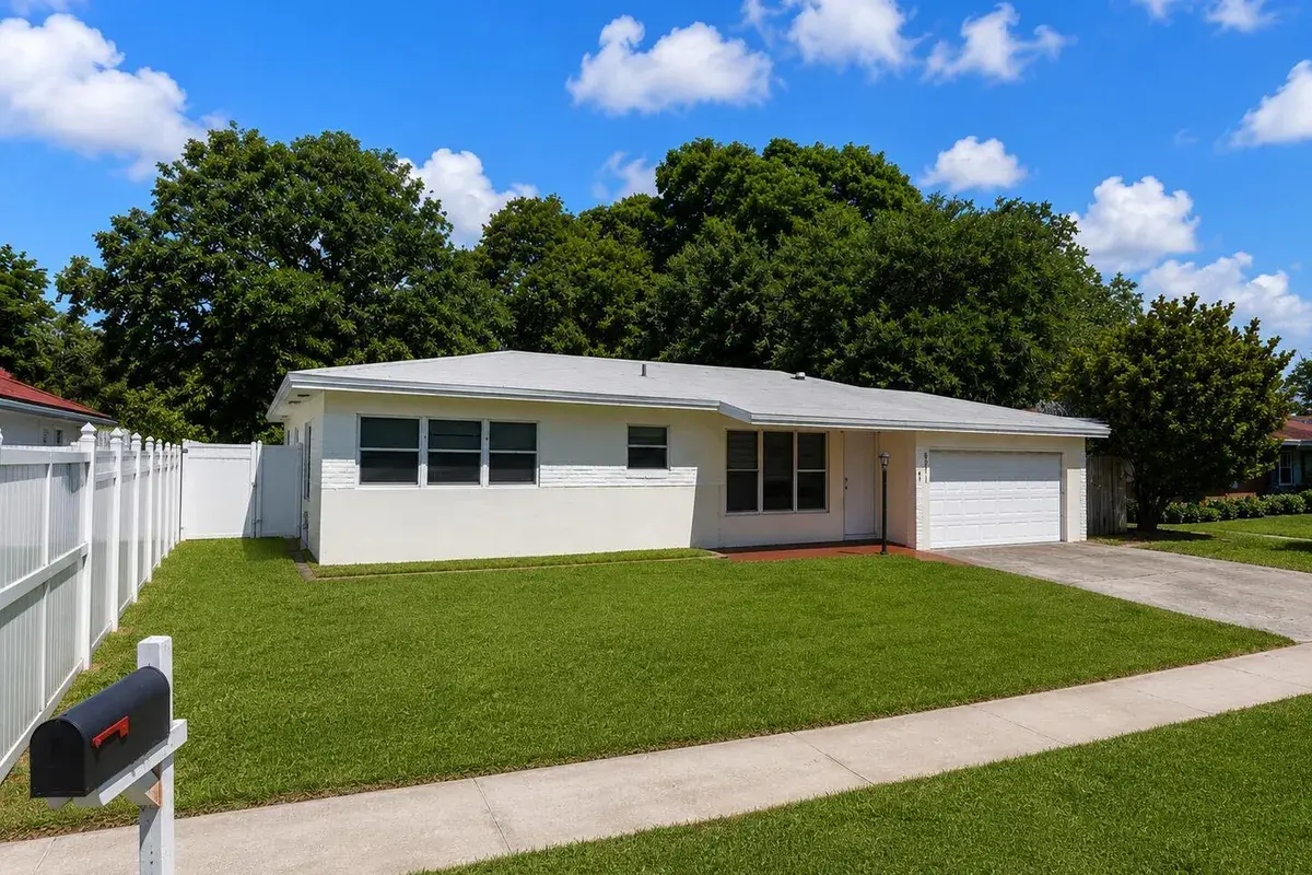 557 W Dayton Circle, Fort Lauderdale FL 33312