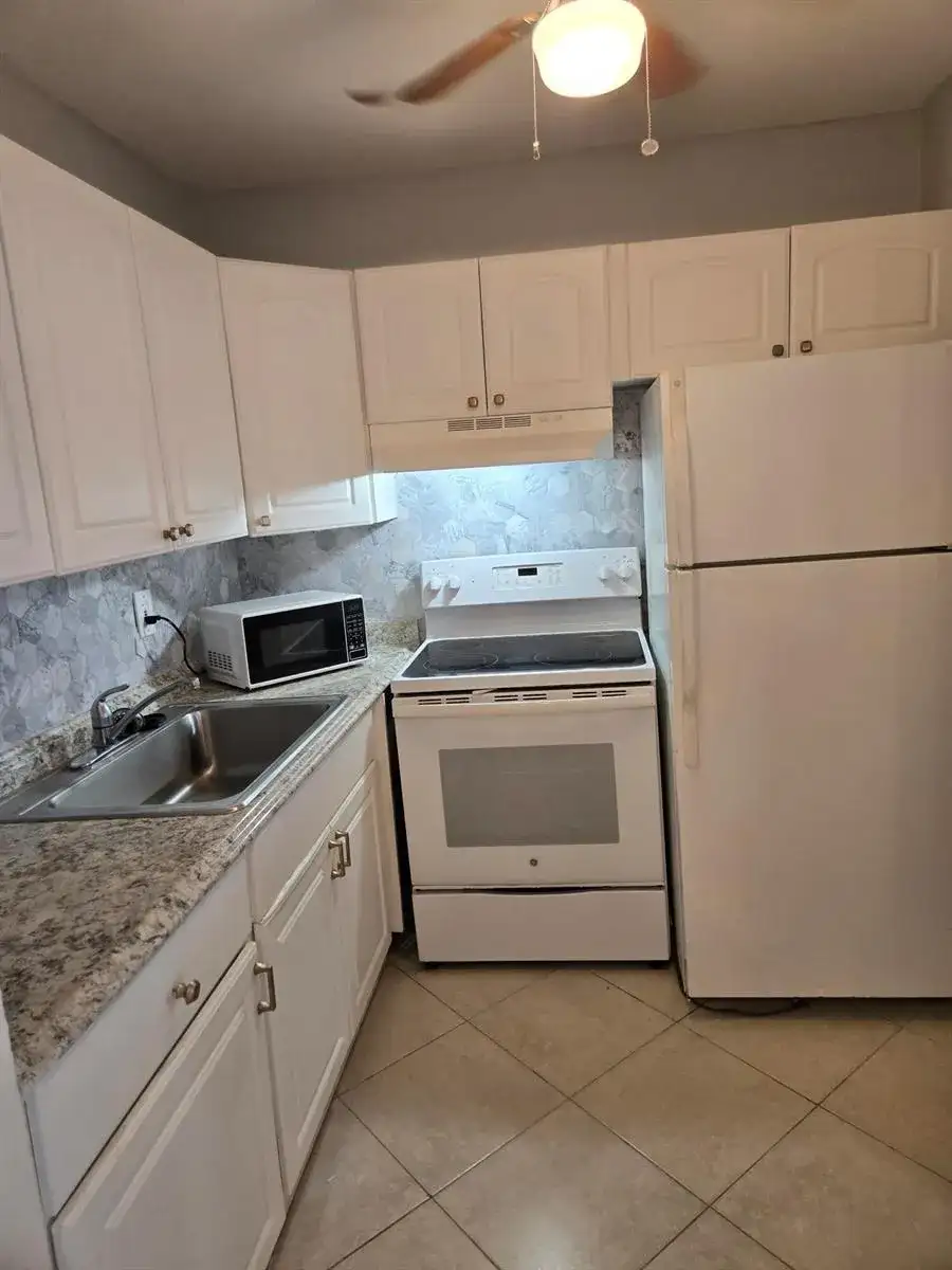 99 Salisbury E, West Palm Beach FL 33417 photo 4