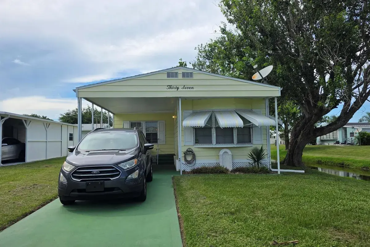 37 Los Lagos Road, Port St. Lucie FL 34952