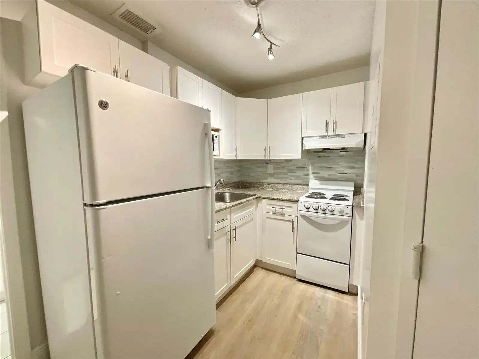 9517 Fontainebleau Boulevard # 428, Miami FL 33172 photo 3