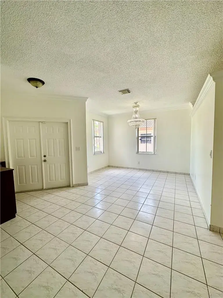 7470 NW 1st Place, Plantation FL 33317