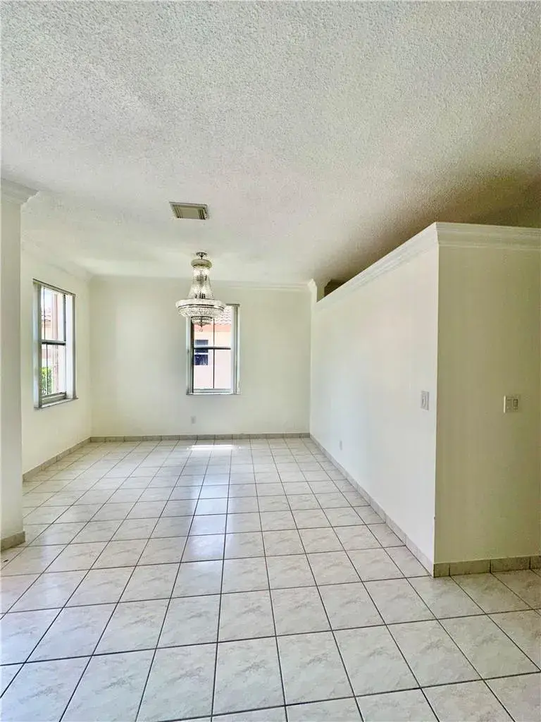 7470 NW 1st Place, Plantation FL 33317