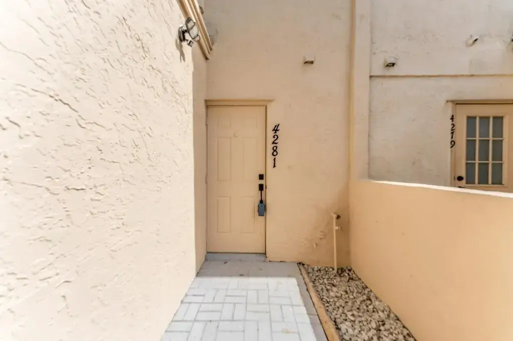 4281 NW 76th Avenue, Davie FL 33328