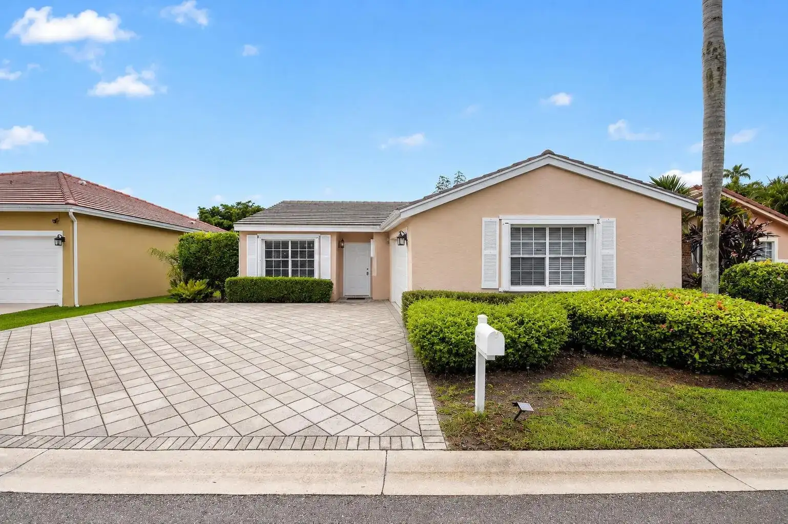 208 Caribe Court, FL 33413 photo 2