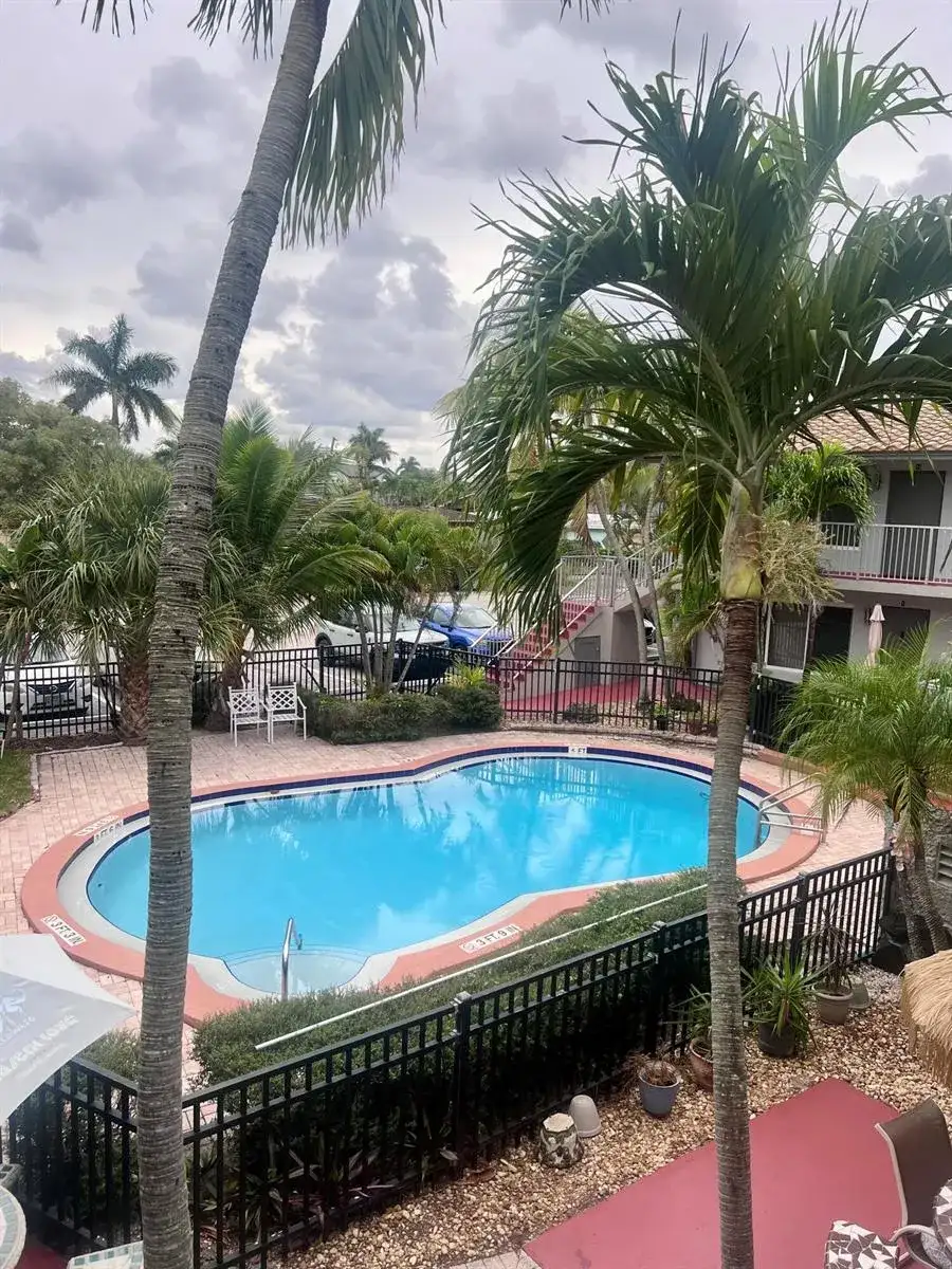 915 SE 22nd Avenue, Pompano Beach FL 33062 photo 2