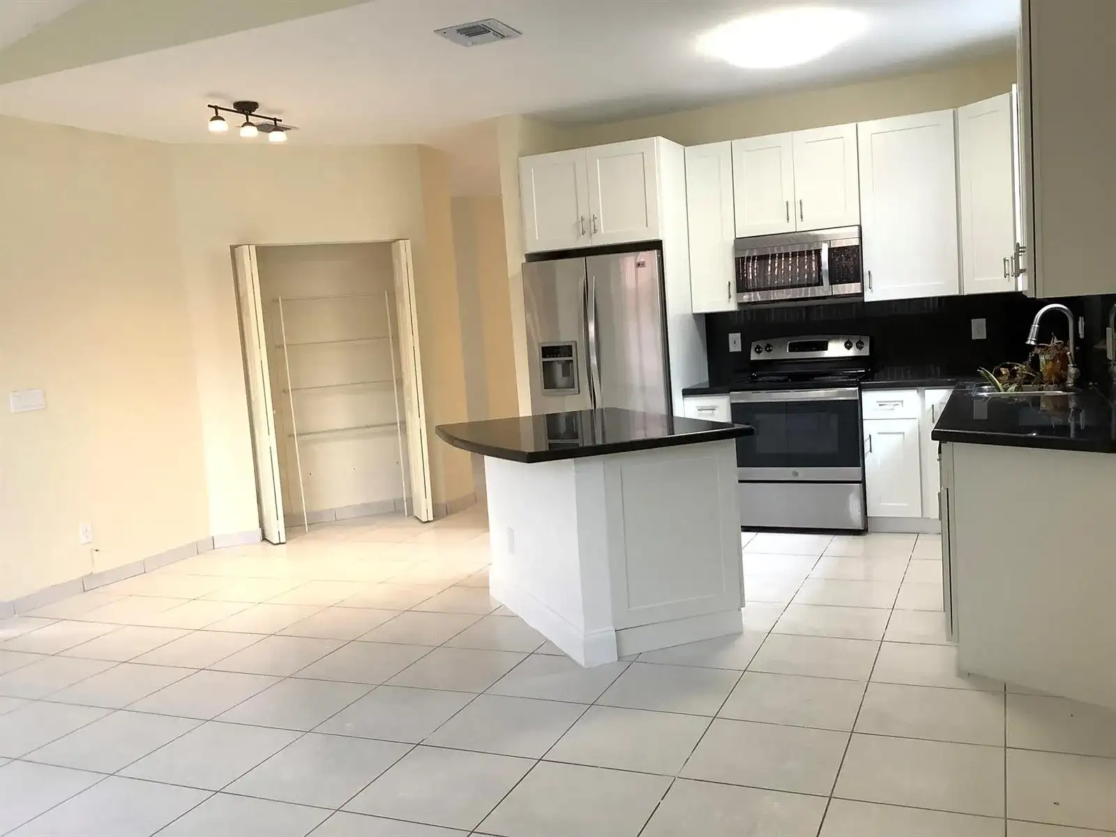 7330 NW 1st Place, Plantation FL 33317 photo 3