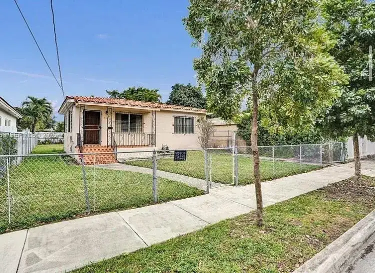 831 NW 21st Court, Miami FL 33125 photo 2