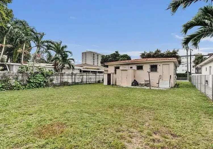 831 NW 21st Court, Miami FL 33125 photo 3
