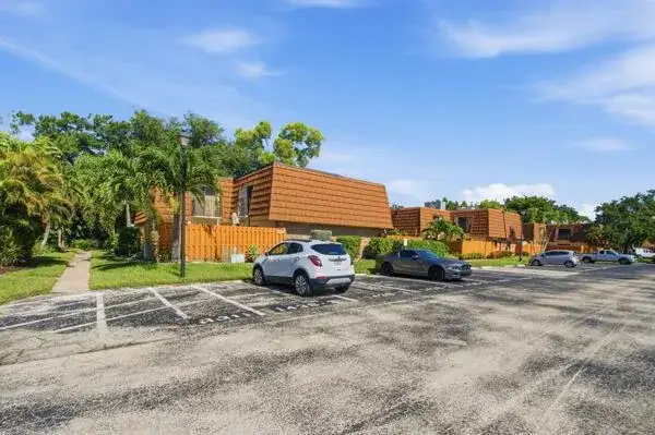 1438 Park Shore Circle # 3, Fort Myers FL 33901 photo 2