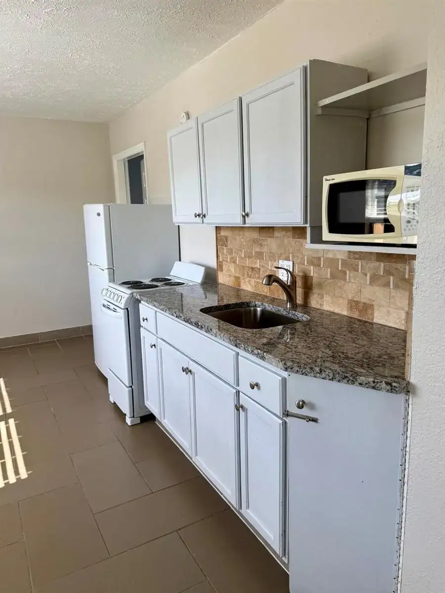 605 N Federal Highway # 14, FL 33460 photo 3