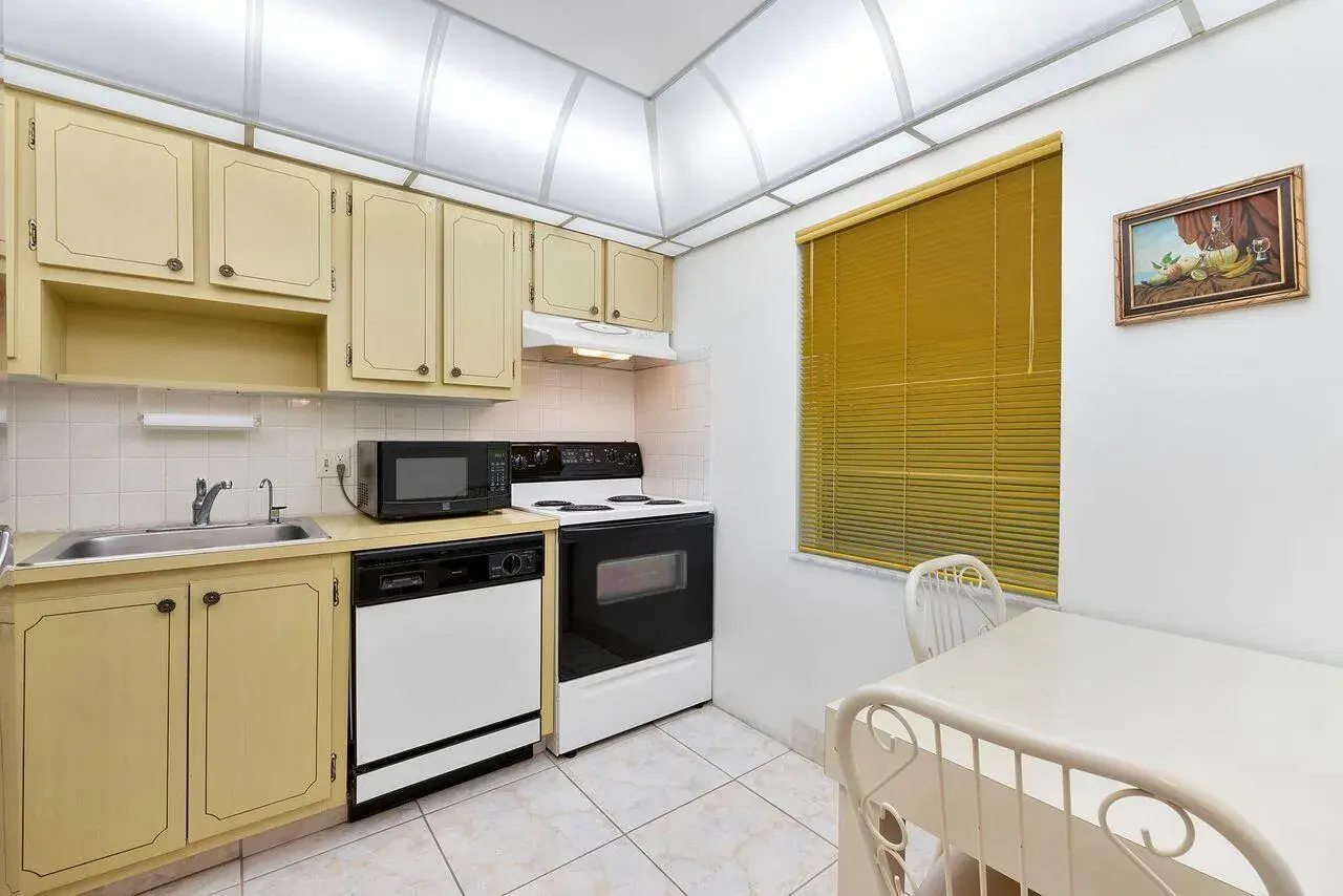 7807 Golf Cir Drive, Margate FL 33063