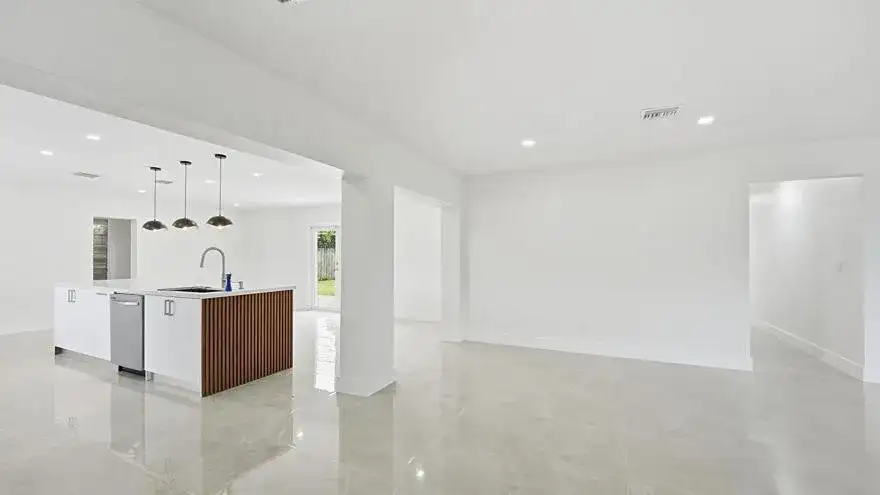 21020 Highland Lakes Boulevard, Miami FL 33179 photo 3