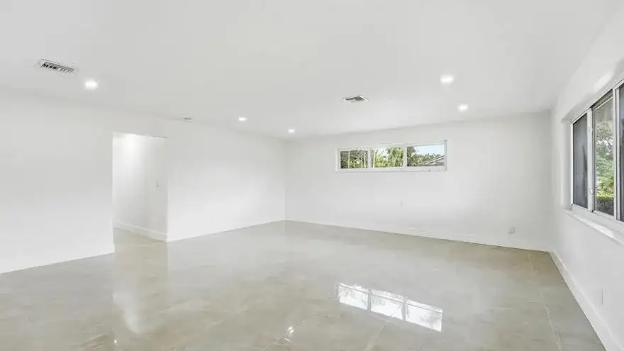 21020 Highland Lakes Boulevard, Miami FL 33179 photo 4