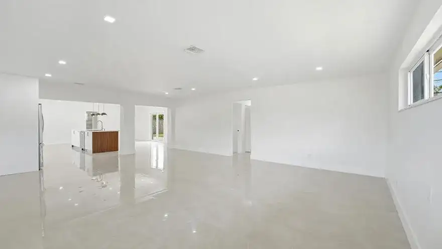 21020 Highland Lakes Boulevard, Miami FL 33179 photo 5