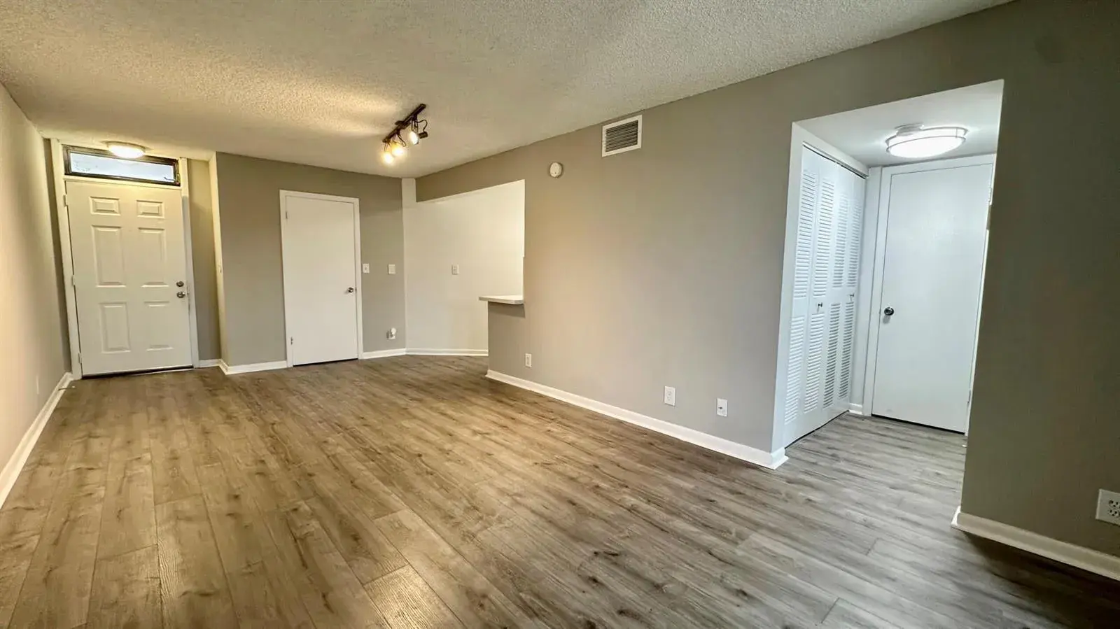 215 Lake Pointe Drive # 101, Oakland Park FL 33309