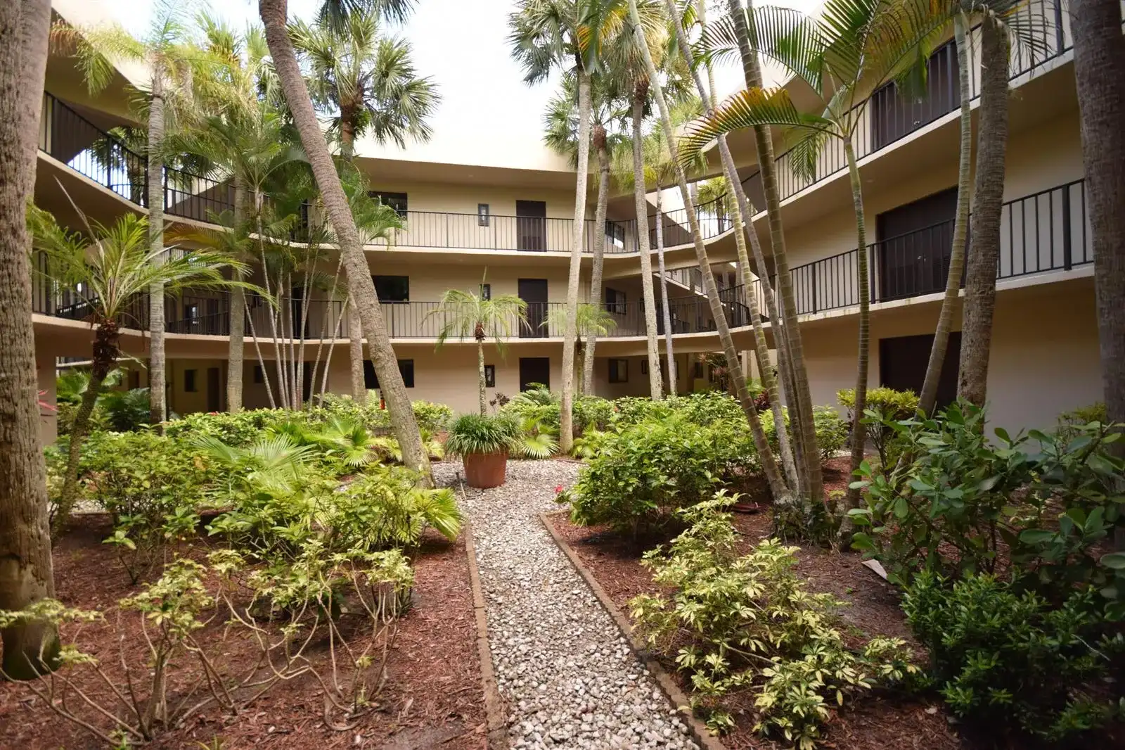 5220 Las Verdes Circle # 220, Delray Beach FL 33484
