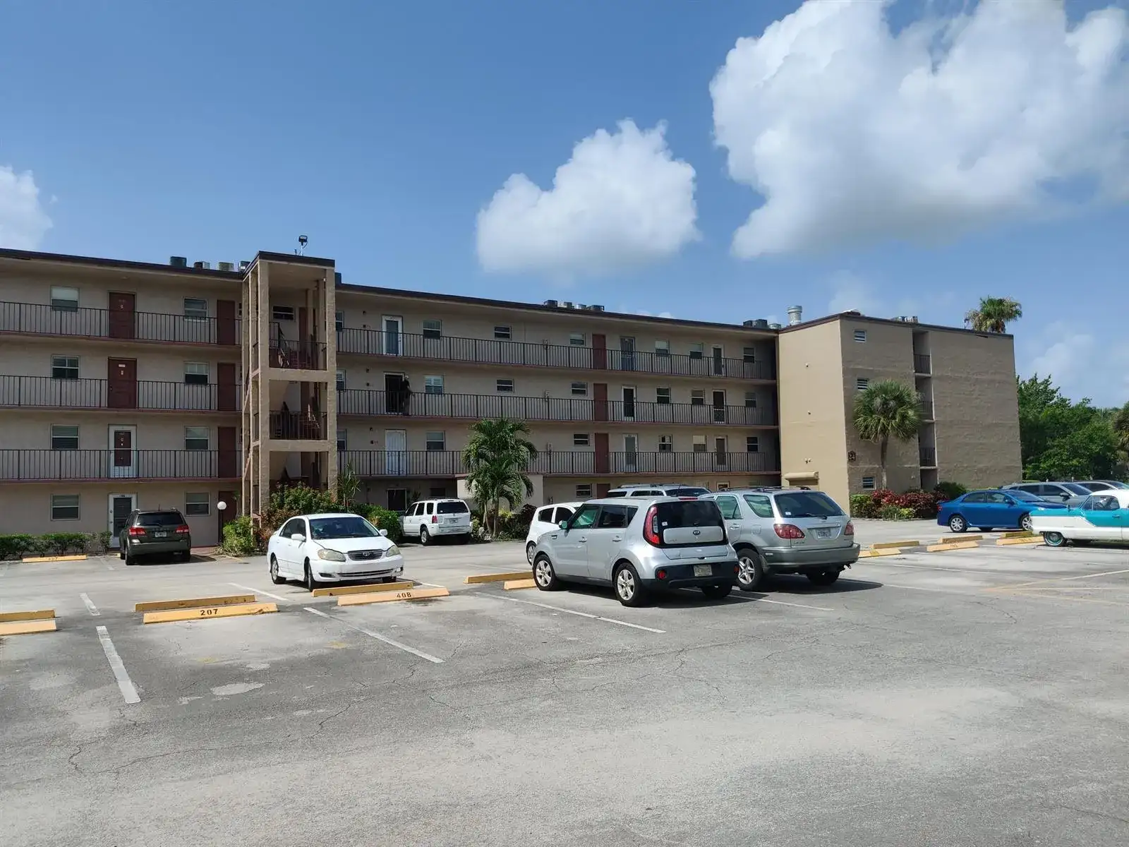 225 Bonnie Boulevard # 405, Palm Springs FL 33461 photo 2