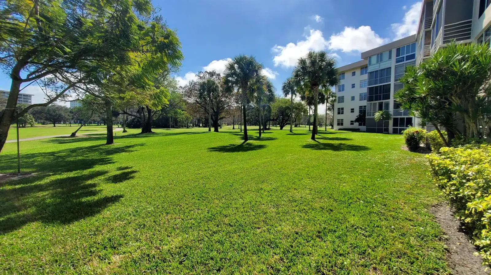 3800 Oaks Clubhouse Drive # 112, Pompano Beach FL 33069 photo 5