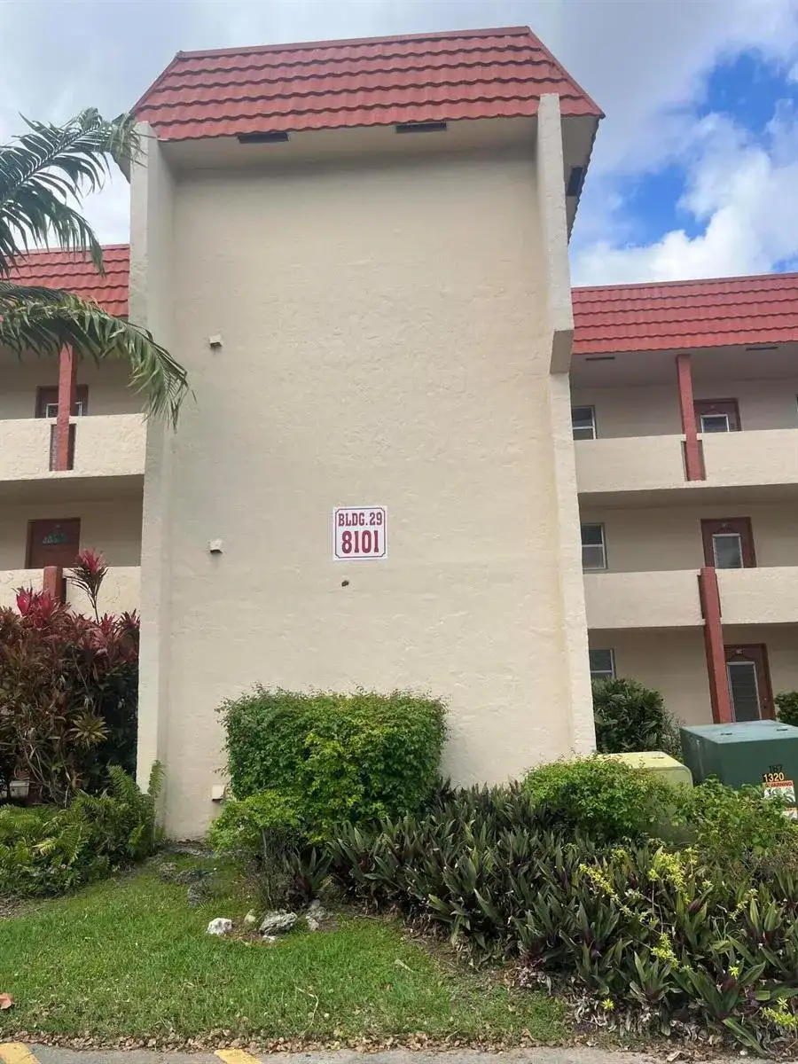 8101 N Sunrise Lakes Drive N # 302, Sunrise FL 33322 photo 2
