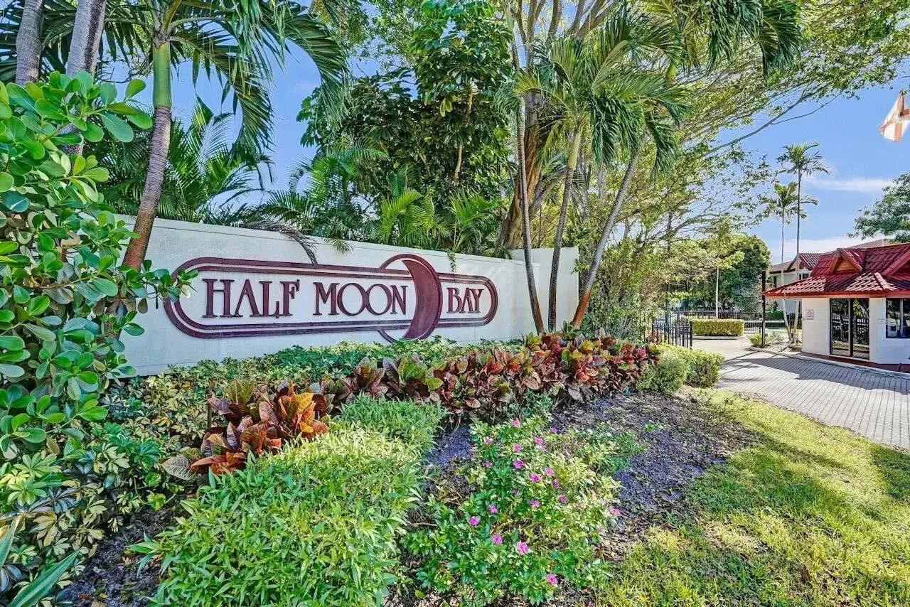 107 Half Moon Circle # H1, Hypoluxo FL 33462 photo 2
