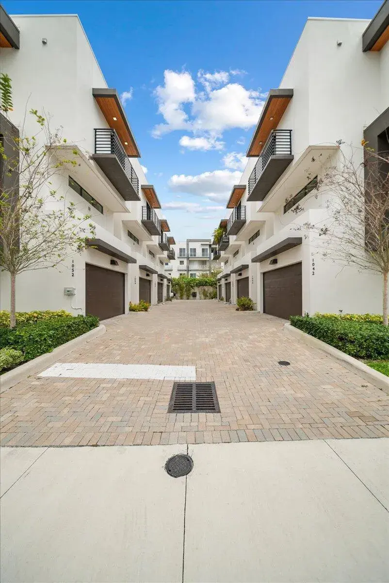 1052 N Victoria Park Road, Fort Lauderdale FL 33304