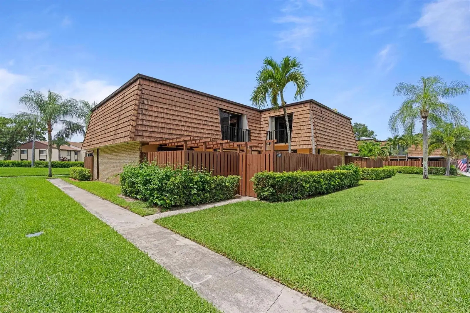 1405 14th Lane, FL 33463 photo 2