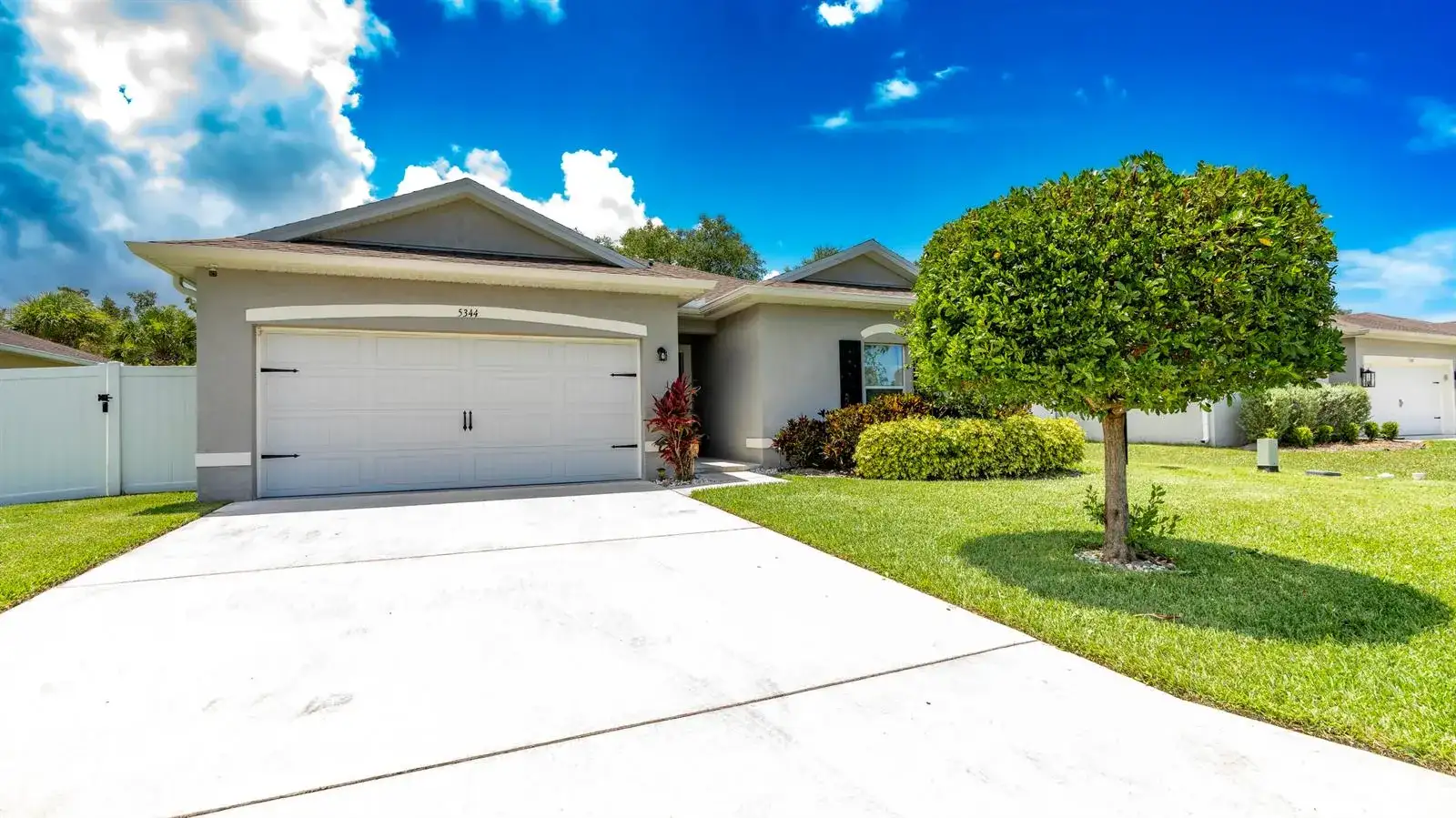 5344 Oakland Lake Circle, Fort Pierce FL 34951 photo 2