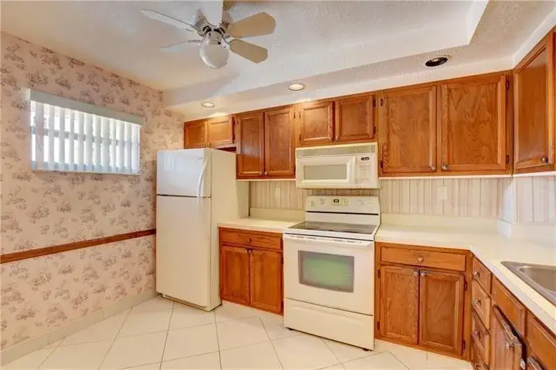 8735 Ramblewood Drive # 212, Coral Springs FL 33071