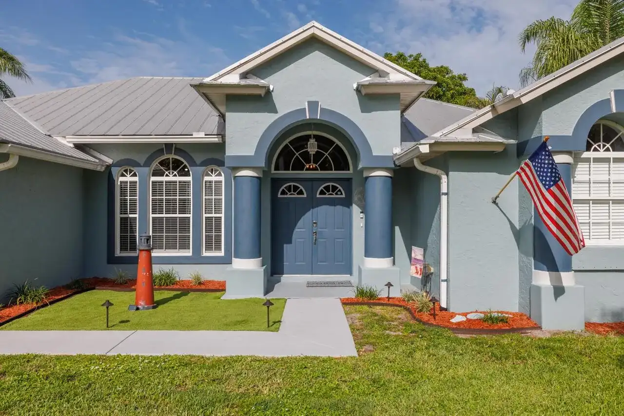 8173 SE Carlton Street, Hobe Sound FL 33455 photo 2