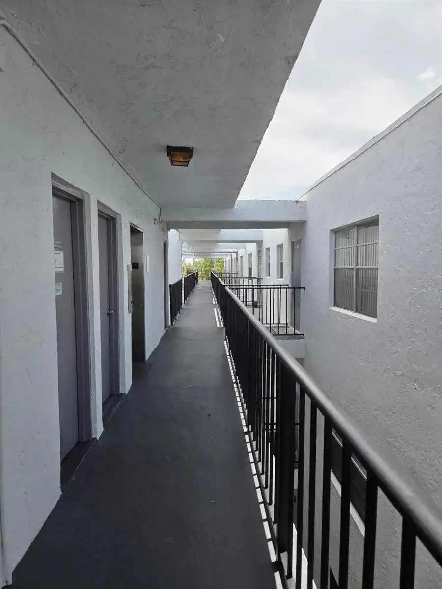 2998 Sunrise Lakes Drive E # 411, Sunrise FL 33322 photo 2