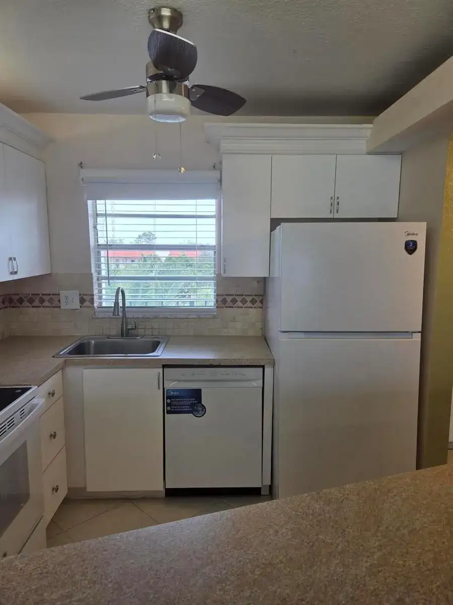 2998 Sunrise Lakes Drive E # 411, Sunrise FL 33322 photo 4