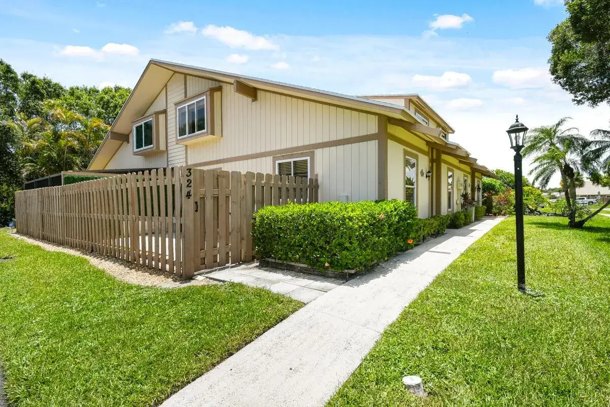 324 MAPLECREST Circle, Jupiter FL 33458 photo 2