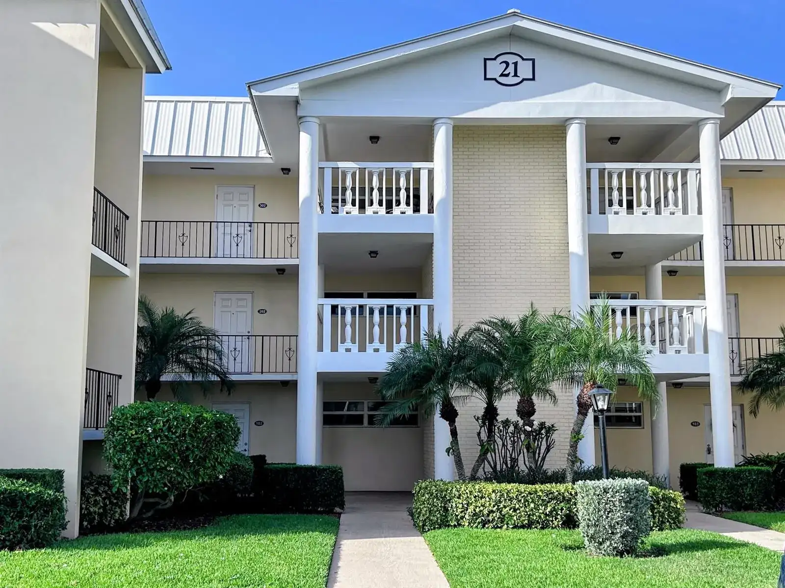 21 Colonial Club Drive # 202, Boynton Beach FL 33435 photo 2