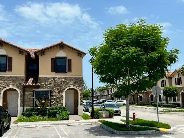 9207 W 33rd Lane, Hialeah FL 33018 photo 2
