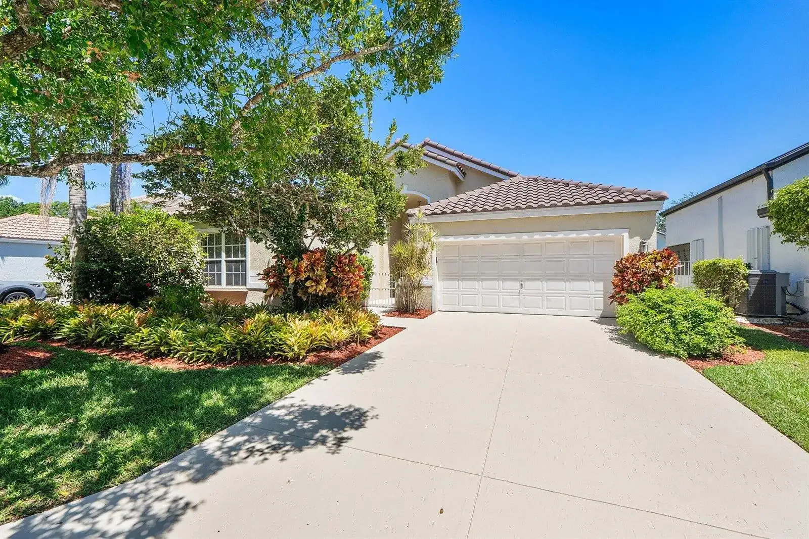 2016 Island Circle, Weston FL 33326 photo 2
