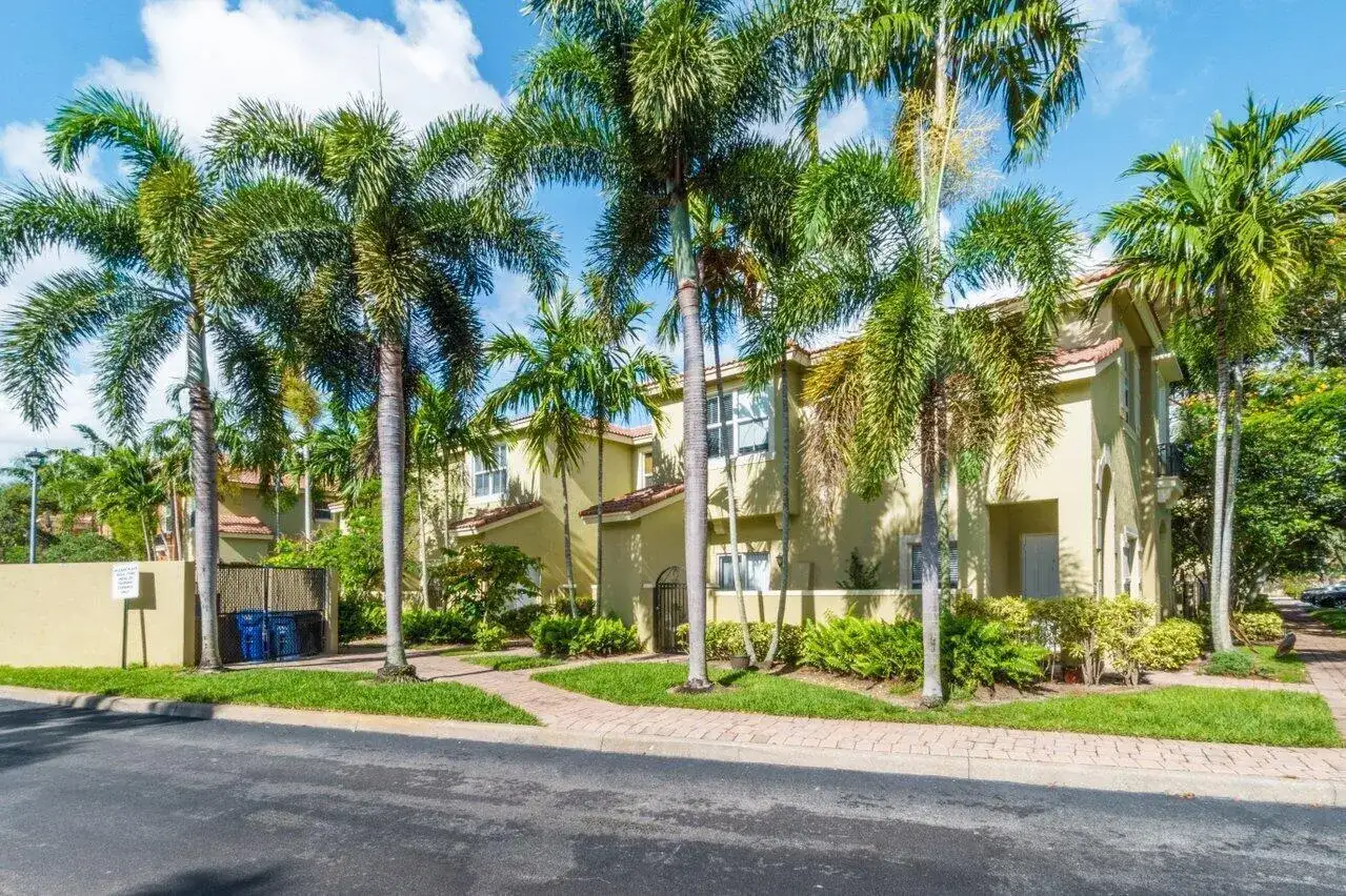 406 Lake Monterey Circle, Boynton Beach FL 33426 photo 2