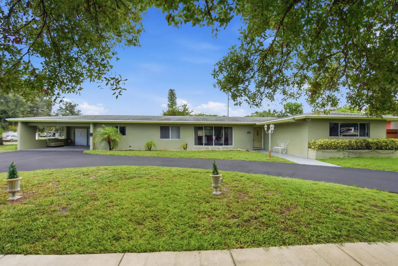 1000 WYOMING Avenue, Fort Lauderdale FL 33312