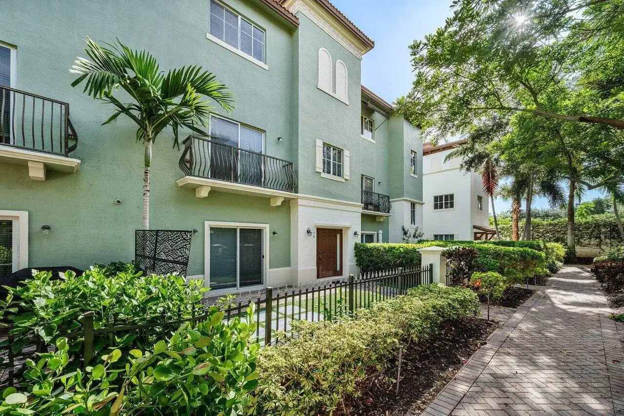 48 NW HAWTHORNE Place, Boca Raton FL 33432 photo 2