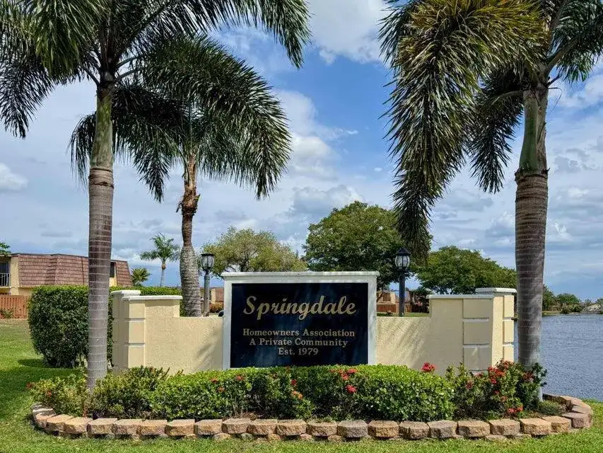 22 Springdale Circle, Palm Springs FL 33461 photo 2