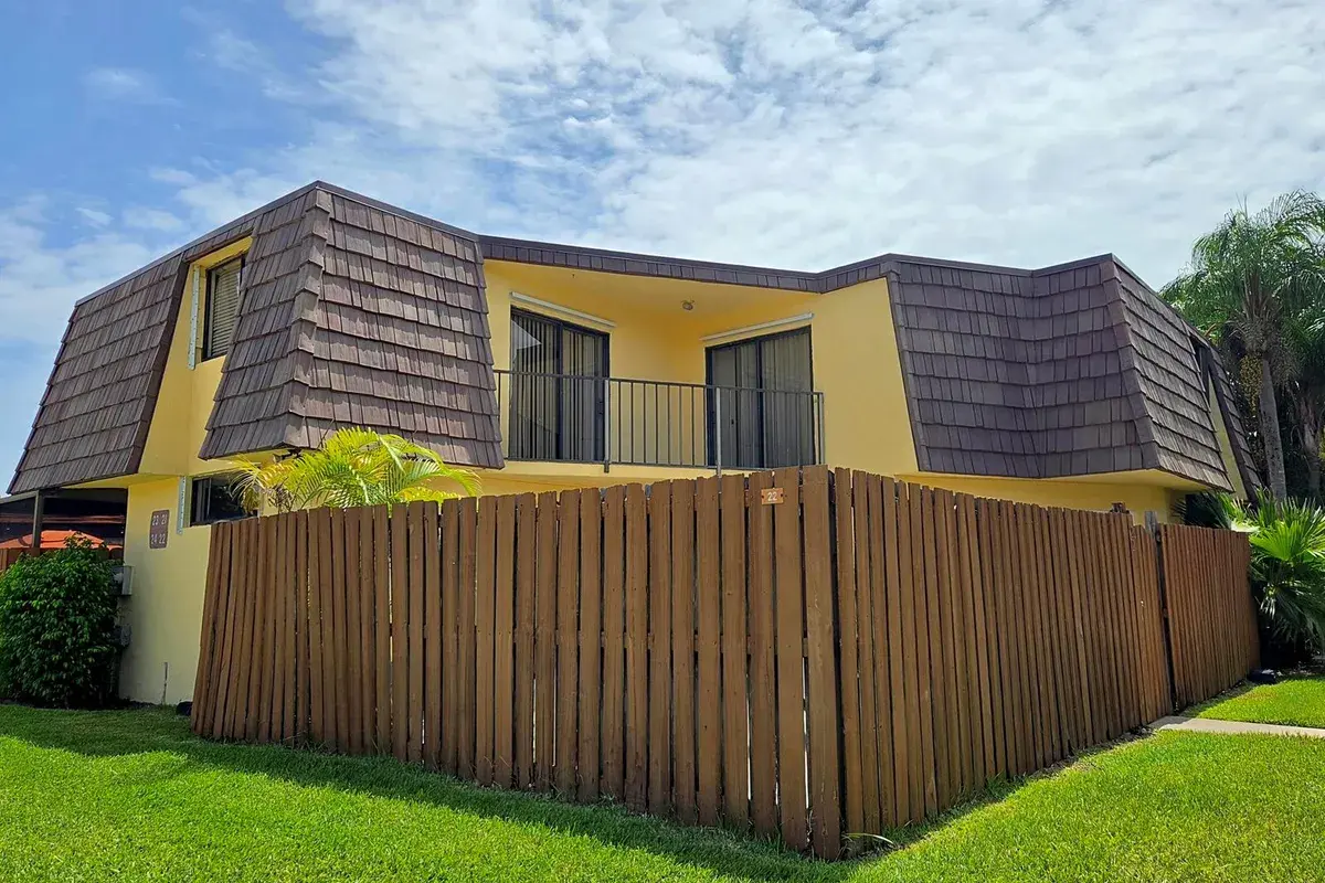 22 Springdale Circle, Palm Springs FL 33461