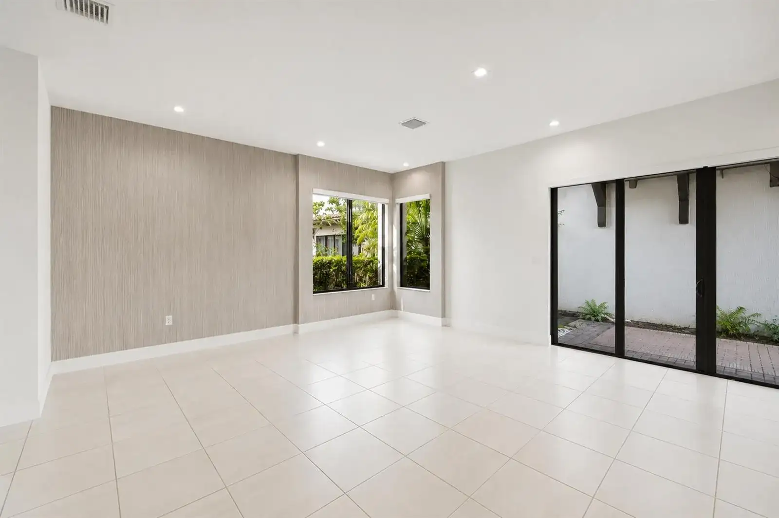 8272 NW 44th Terrace, Doral FL 33166 photo 5