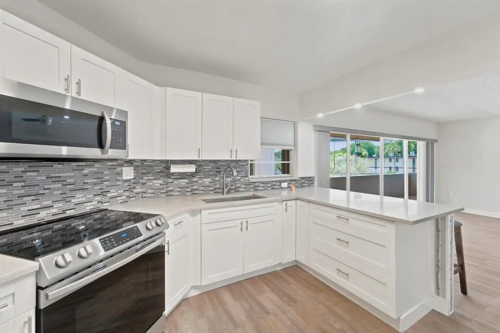 4 GREENWAY Village N # 203, Royal Palm Beach FL 33411