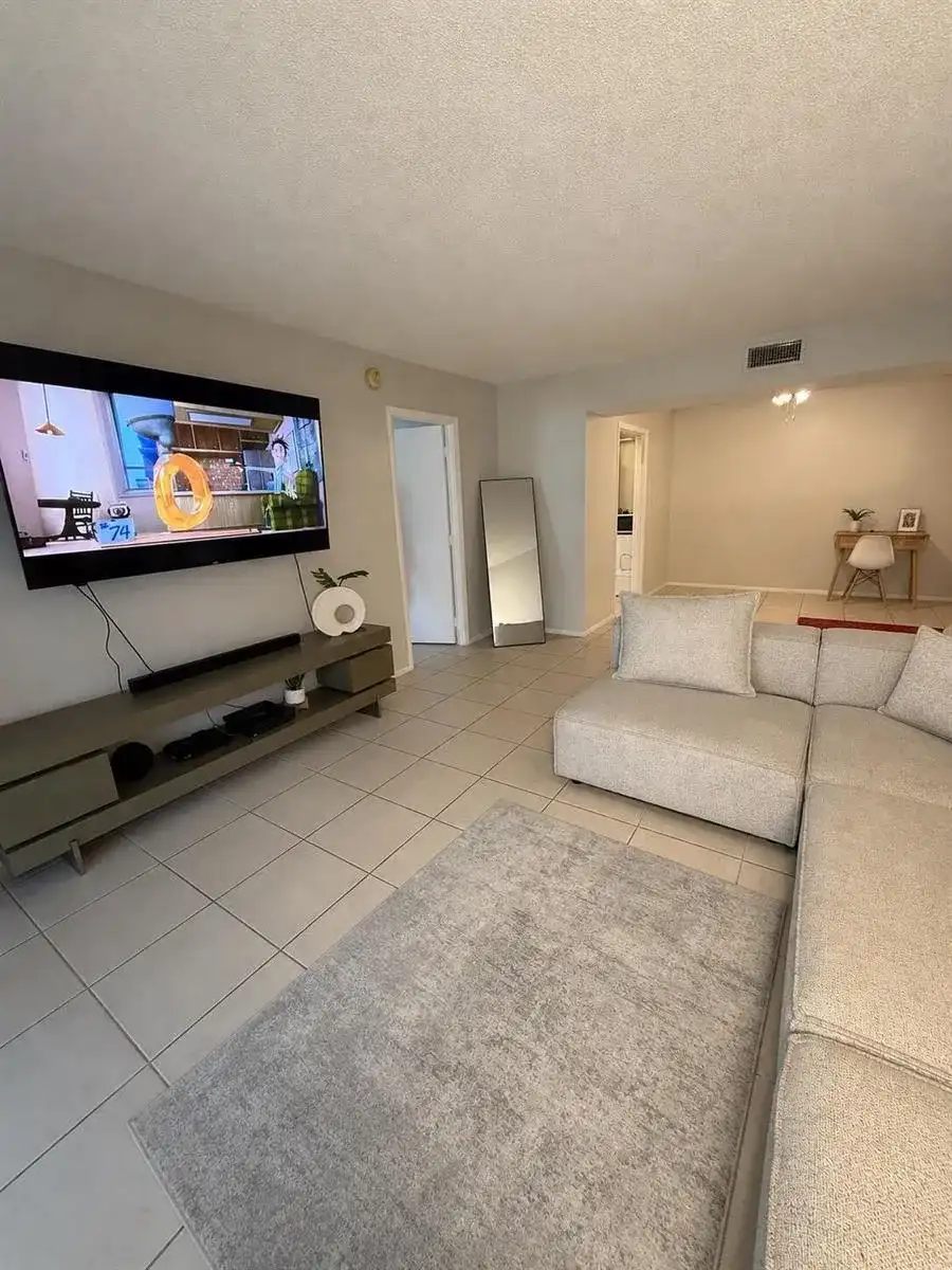 4168 INVERRARY Drive # 103, Lauderhill FL 33319