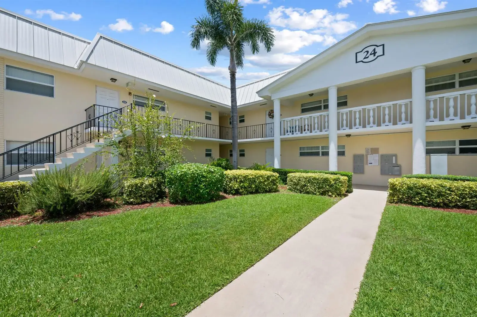 24 COLONIAL CLUB Drive # 101, Boynton Beach FL 33435